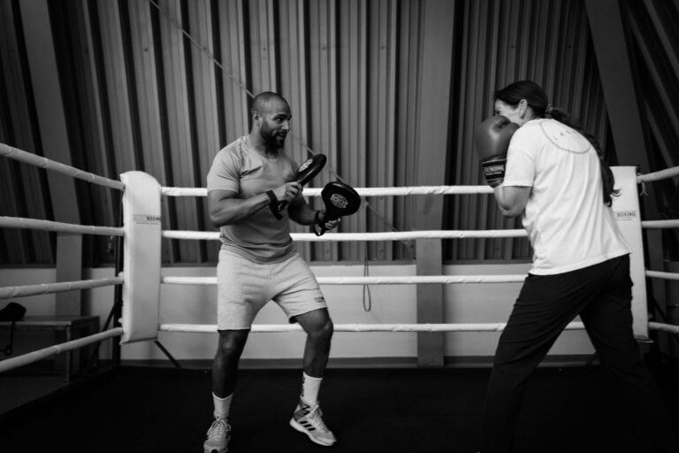 Sam beim Pratzentraining im Ring