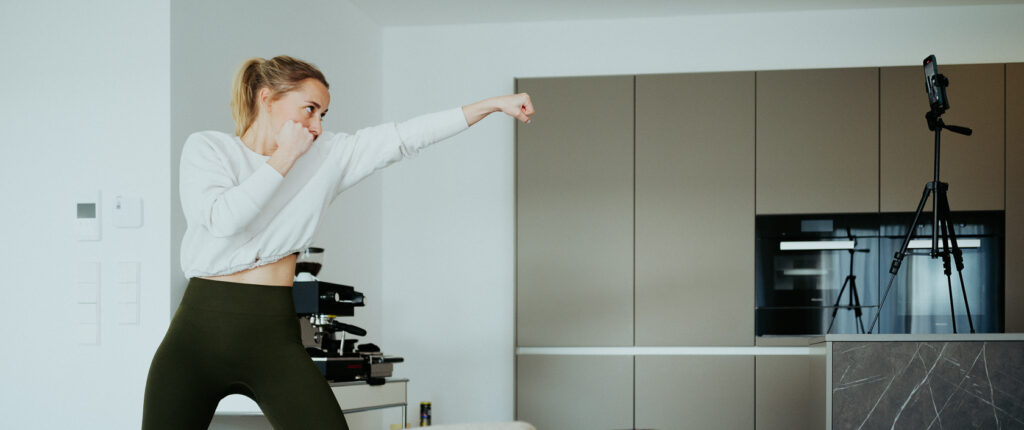 FernlehrgangBoxtrainer_Teilnehmerin in ihrem Wohnzimmer-filmt sich beim übern der Boxskills